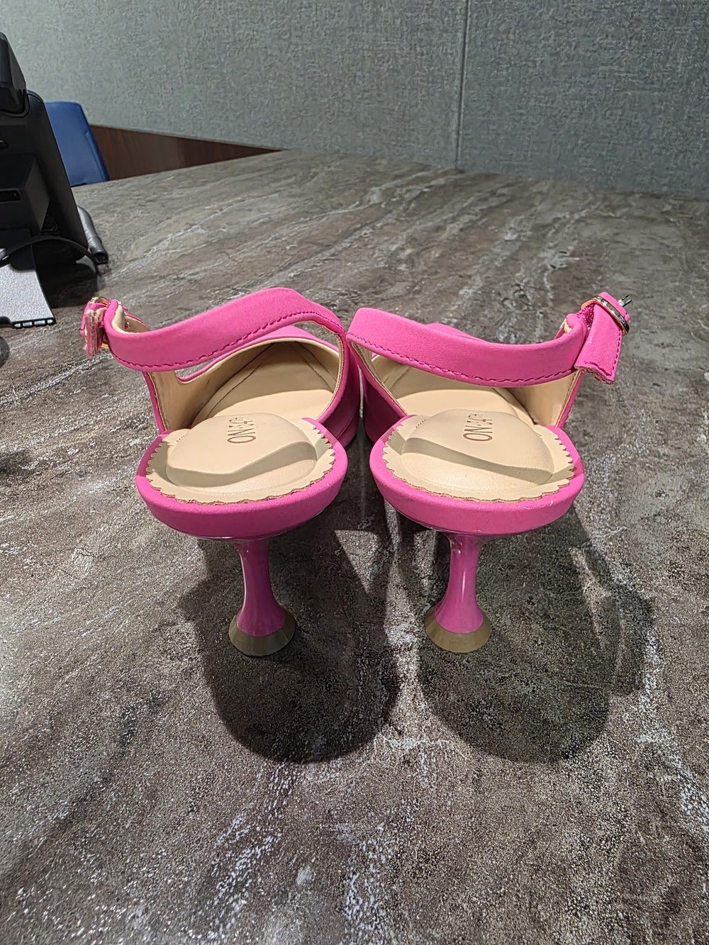 On 34th Hot Pink Pointed Slingback Flats - Picture 3 of 4